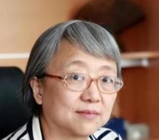 在复旦，她成绩一贯靠前，很快就被选中公派留学。那时候，国家派学生去国外，期望他们