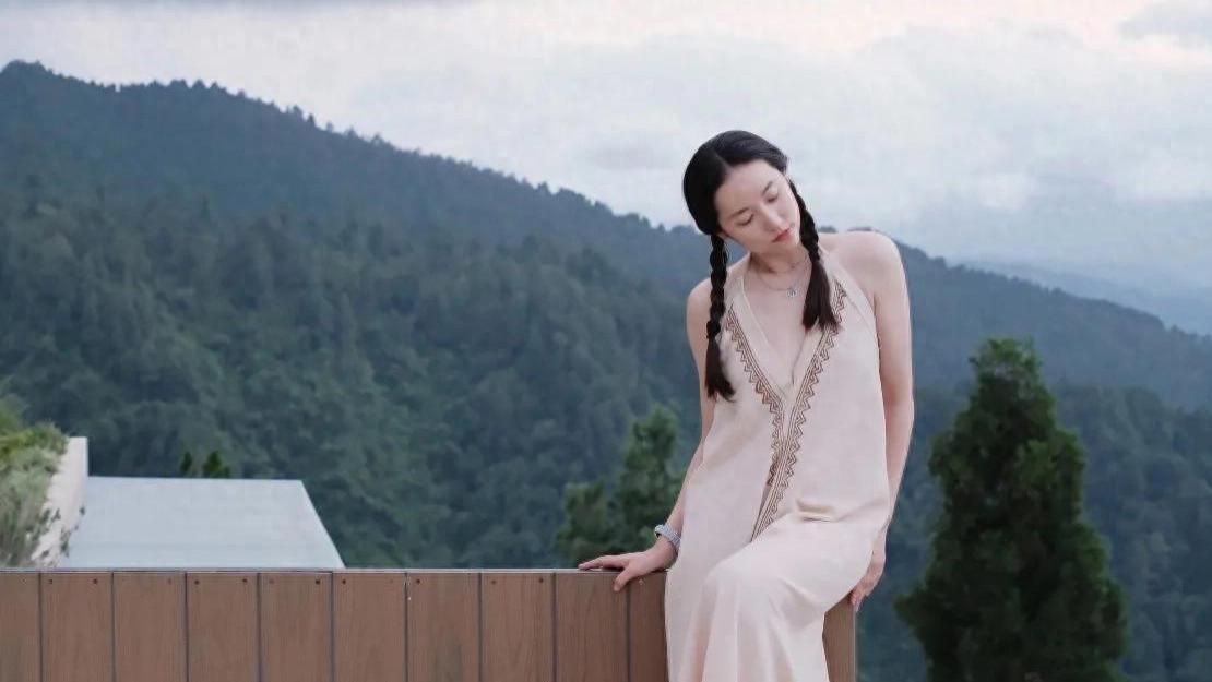 她曾是胡歌白月光，闪婚富豪9年不生子，如今41岁活成娱乐圈隐形赢家