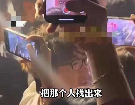 天！这下丢人丢大了！[捂脸]
8月9日，浙江杭州一景区内正在演出，一女生大声叫停