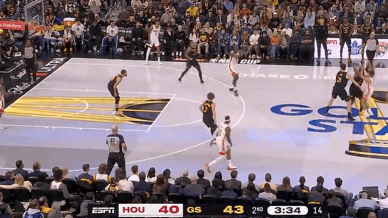 卡佩拉高抛助飞阿门-汤普森，后者高高跃起双手扣进