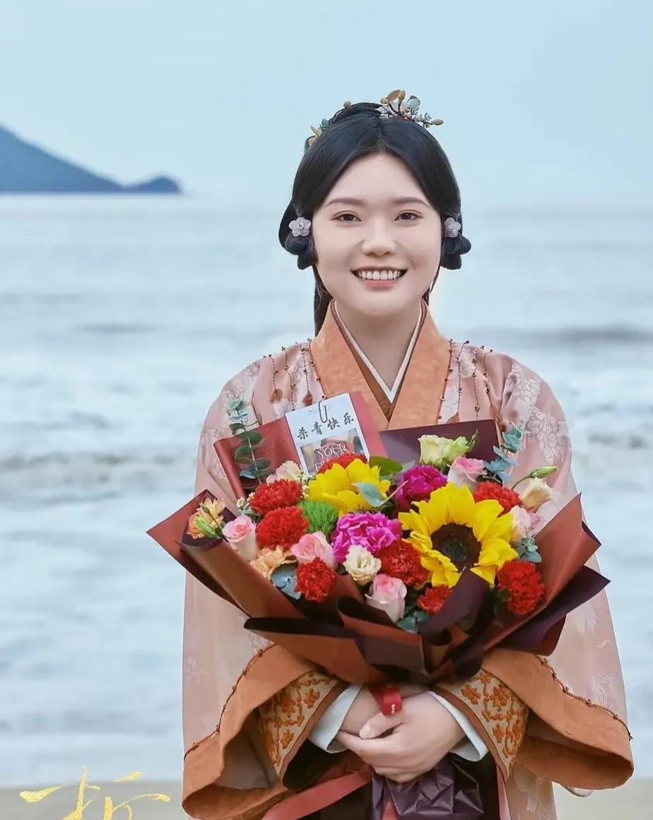 演员，李雪琴说，
不要神话北大的人，我北大毕业后，做脱口秀，当演员，上综艺，而我