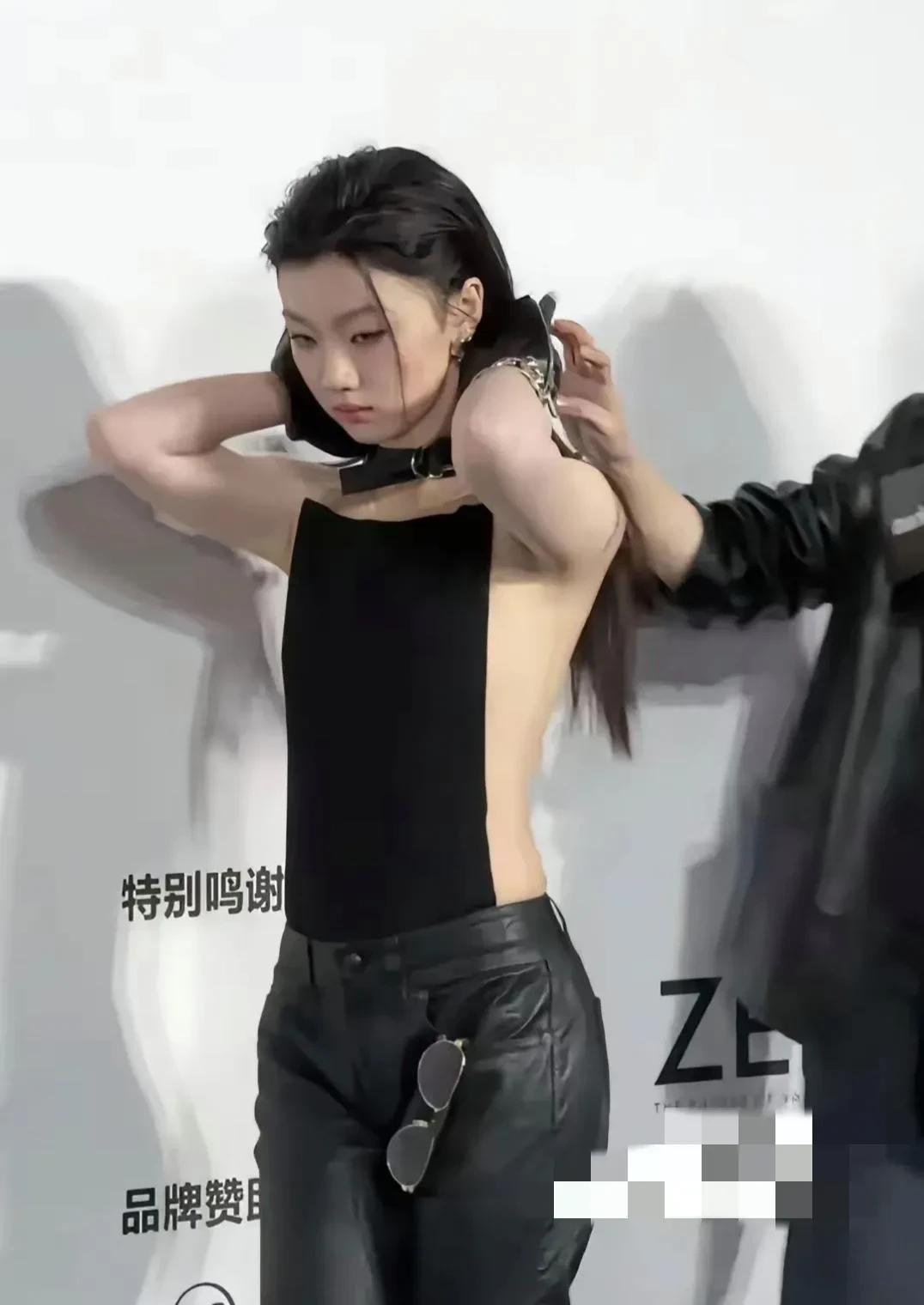 单依纯，为何在女神路上越走越远？
这套穿搭看着确实令人费解，明明胸小不性感非要穿