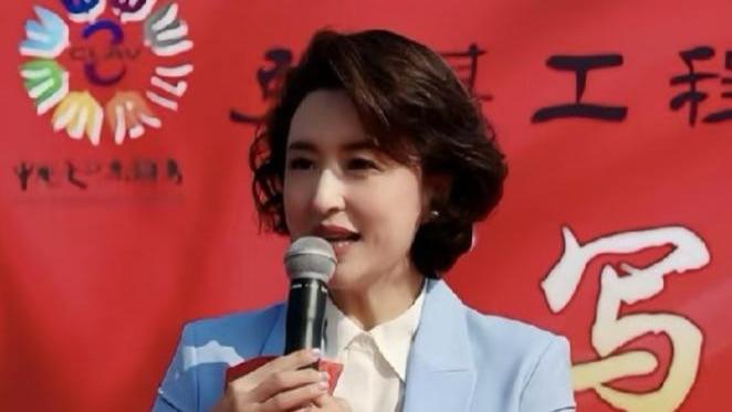 大无语！张蕾河北主持惹争议，紧身西裤被指不雅，本人晒照怒怼！