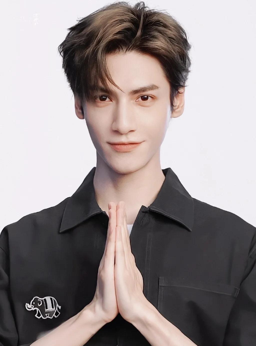 他们帅在哪？我说不喜欢他们，一定有很多人喷我！
1、黄晓明：感觉他的下巴有点突出