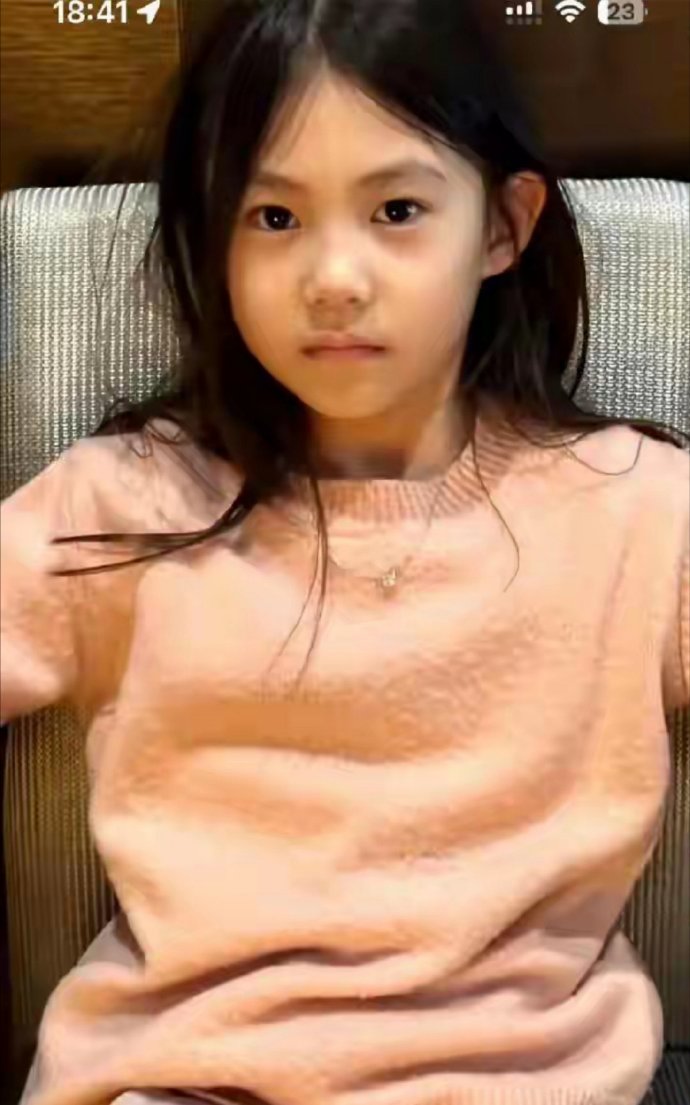 陈冠希女儿完全继承了父亲的美貌基因啊，长大后一定是个美女！