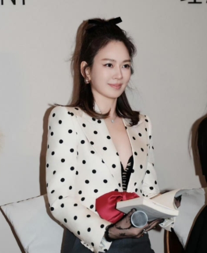Melody离婚后变得越来越漂亮，事业也迎来巅峰时期，参加华伦天奴活动状态超好，
