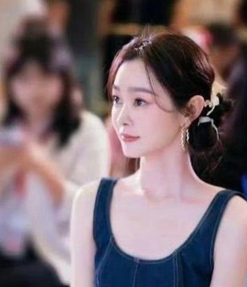 宋轶真的不一样，不仅皮肤白得发亮，还有她那既大气又清纯的五官，太吸引人了