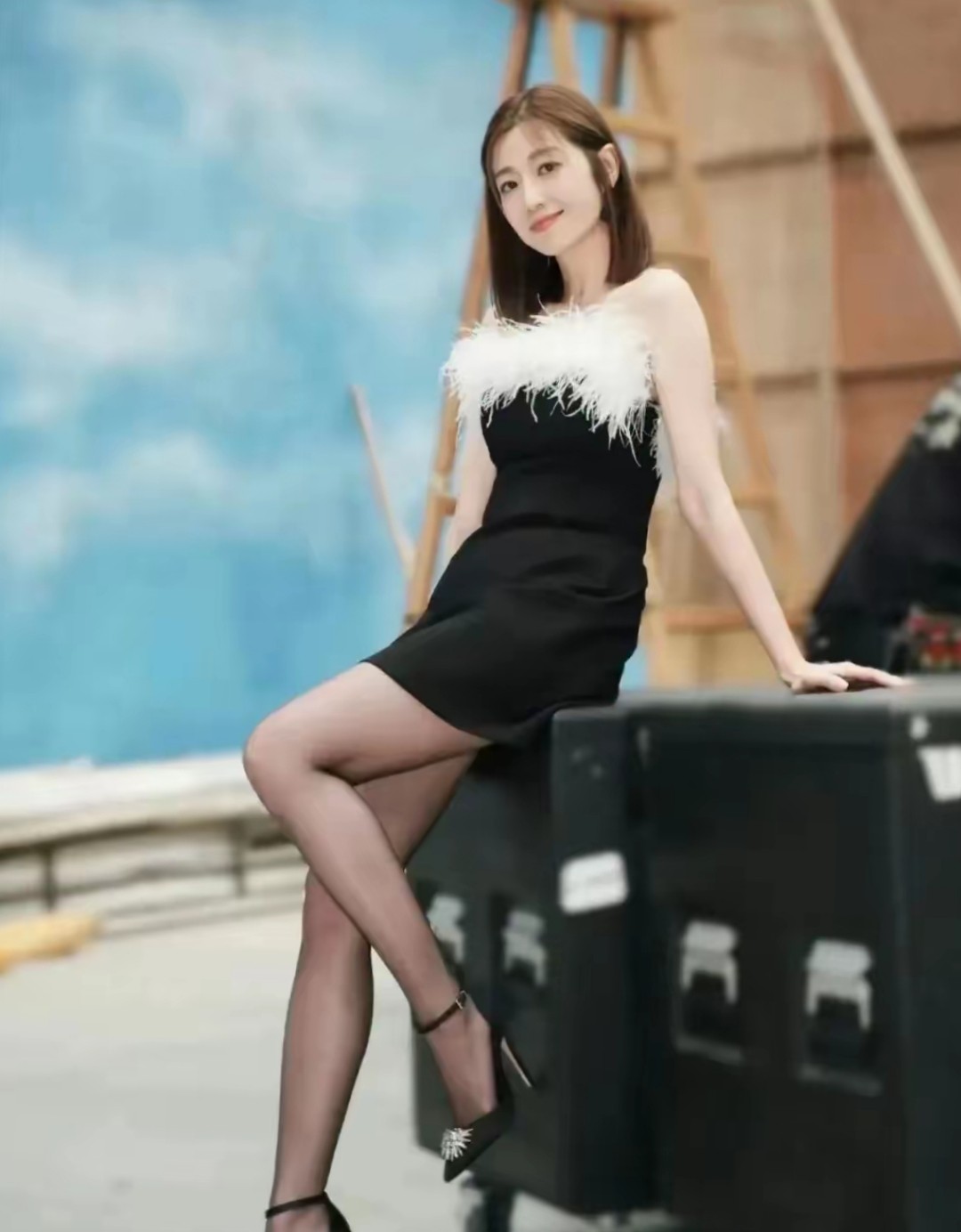 冻龄女神陈自瑶最新写真曝光，黑色丝袜搭配大长腿尽显优雅气质。41岁的她状态依然在