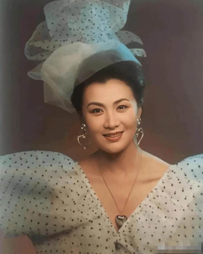 照片中的女演员长得比朱琳还要美，可惜的是，她在41岁时早早的离开了。她是八十年代