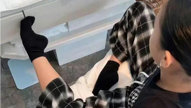 太拼了！孙俪晒女儿舞蹈表演花絮，上台前压脚背压成U型，超自律