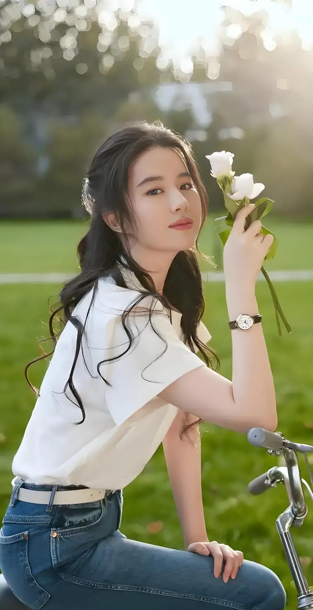 我表妹亲眼近距离见过刘亦菲，
她给我说了一个掏心窝子的大实话，
说刘亦菲根本不是