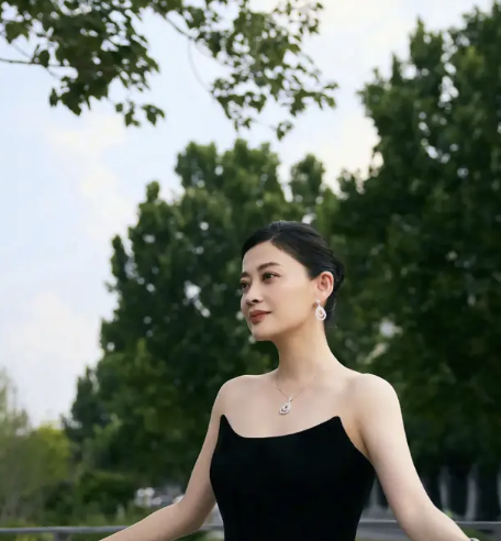 看梅婷着黑色礼服 展现优雅肩颈与曼妙曲线