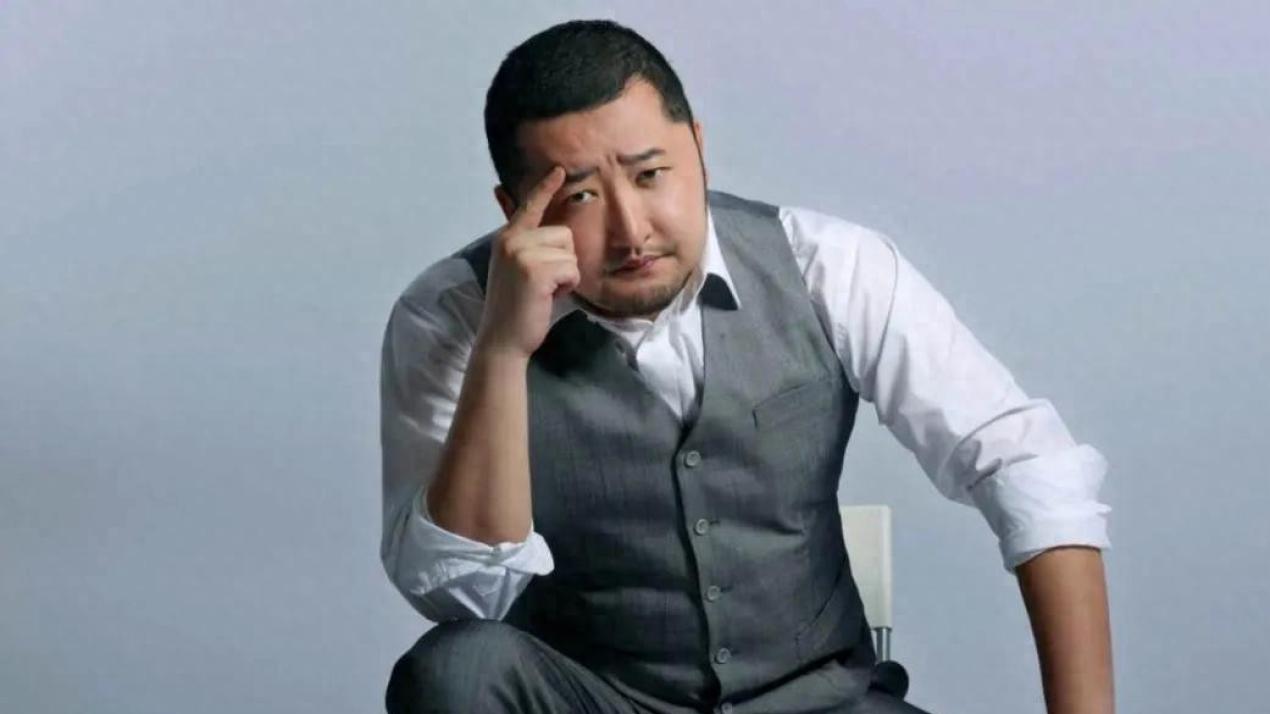 演员赵雷棋摆摊刷鞋，网友表示：自食其力不丢人！