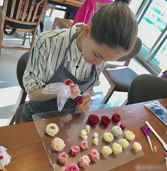 昆凌一定上过烘焙培训班或者自带烘焙天赋，蛋糕上的裱花做得也太精致漂亮，完全达到了