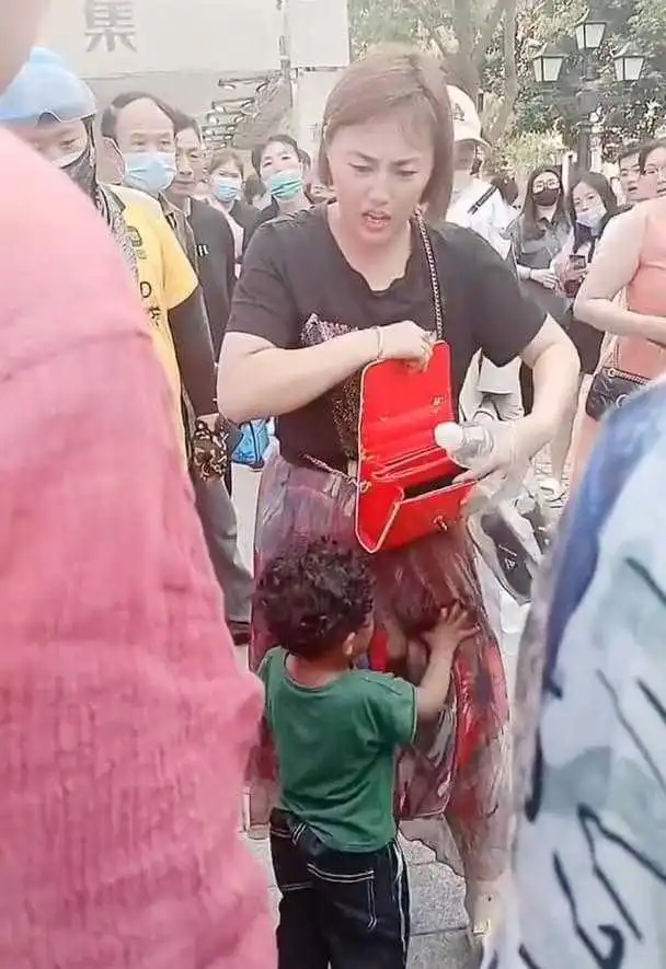 还是广州的女孩子自主能力强啊，独自一个人带着黑娃娃，完全不用靠男人了。
