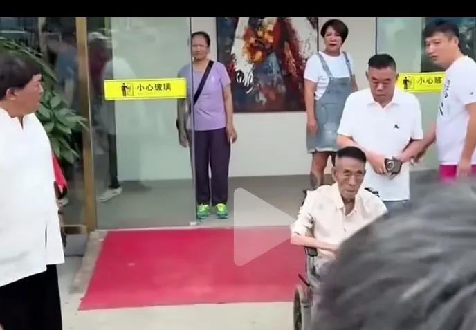 可怜的杨少华，也不知道是敬业还是被迫的，生命最后的时刻还在坚持出席剪彩仪式，据说