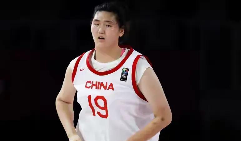 中国女篮内线巨无霸小巨人张子宇#女篮新星# 昨晚在家乡山东临沂主场完成了个人成人