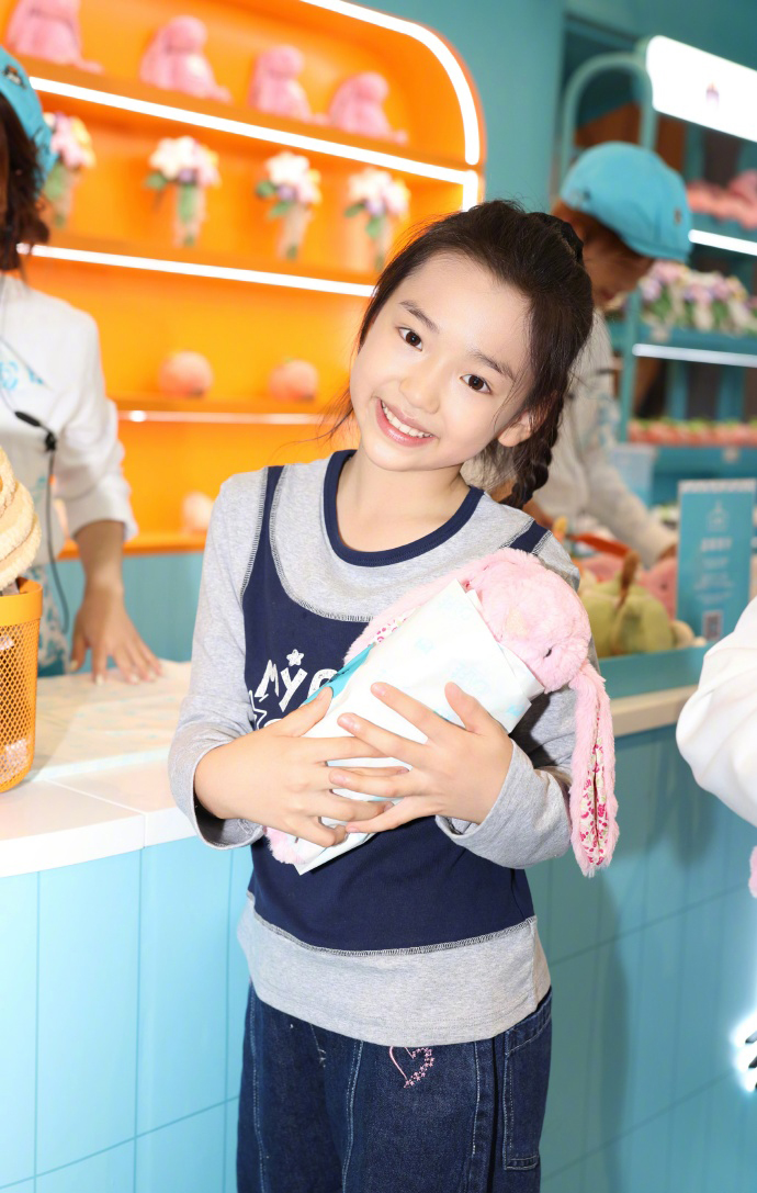 董璇女儿绝对是娱乐圈的预备役，但她知道自己1天上5个热搜吗？小酒窝说起来长得很像