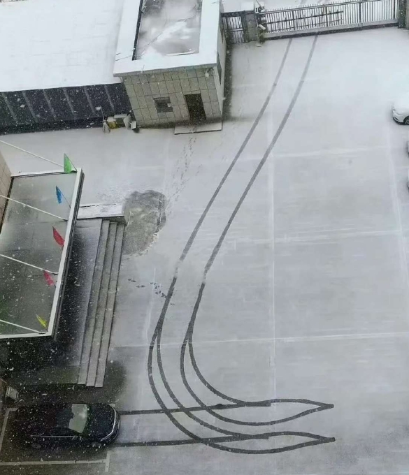 下雪的时候倒车一定要注意！！！否则会被人笑话
