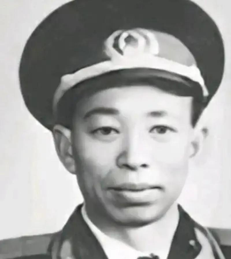 1945年，八路军旅长要处决团政委。临刑前，旅长的警卫员，突然靠近团委松绑，并催