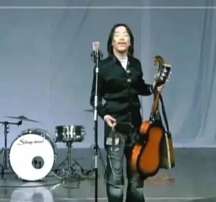有人说这是黄渤
他原来不是演员
也没想过演戏
最初在广州组建乐队
酒吧驻唱
没唱