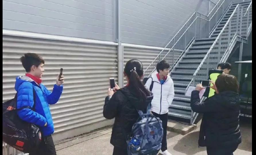街头偶遇国乒瞬间
家人们，刷到个超有趣的视频！路边一群人拿着手机在拍，这阵仗一看