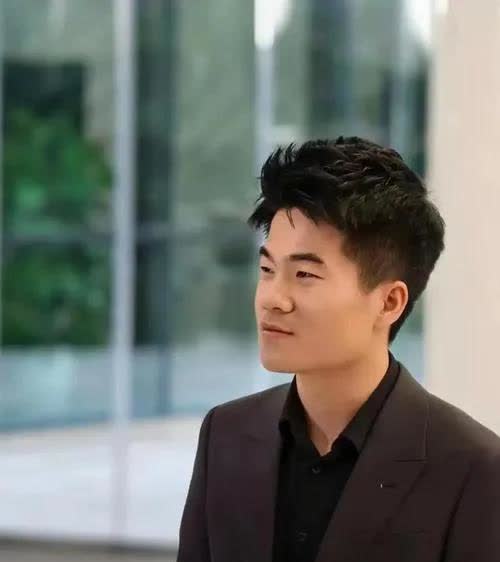 从董宇辉身上可以看出来，女人都喜欢带有文学气质的男人。
董宇辉有多受女人欢迎就