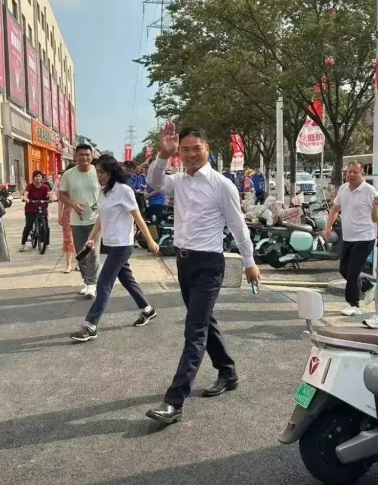 很多人问，为什么刘强东出门总喜欢拿着手机，其他大佬出门几乎都看不到他们手上会拿手