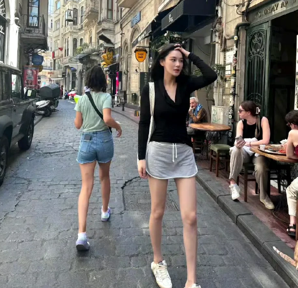 张馨予把“美女”这二字真正的具象化了， 就她这身高、身材和长相， 刘亦菲也不及她