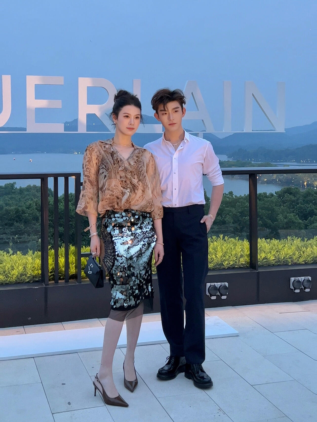 在杭州香格里拉撞见陈妍希了！她穿薄荷绿裙子配珍珠项链，美得像从偶像剧里走出来的！