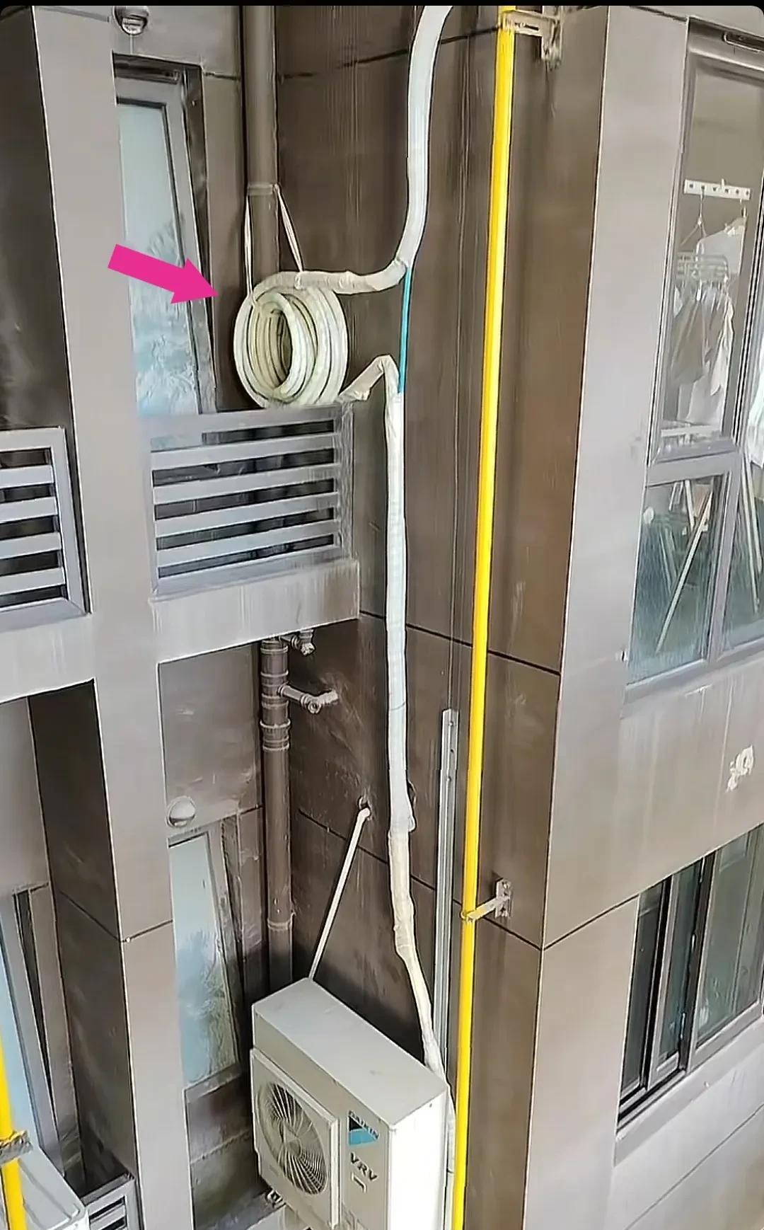 不是，空调外机装的靠下就靠下点吧，无所谓了！但是铜管你缠那么多圈是怎么个意思？