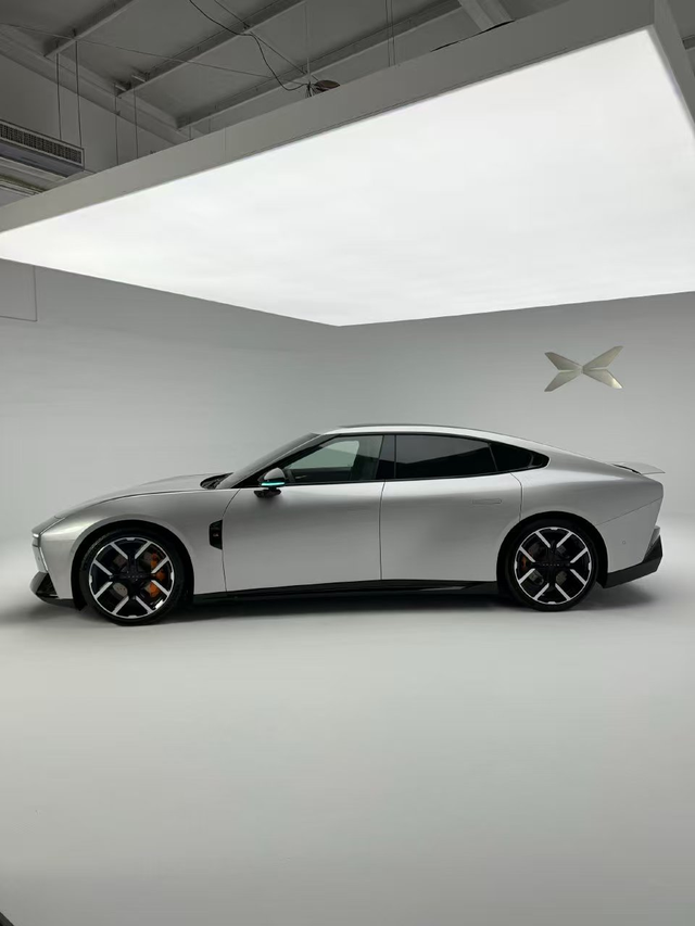 小鹏真的出圈了
这个颜值，还要什么BBA，
还要什么小米
还要什么拖拉机