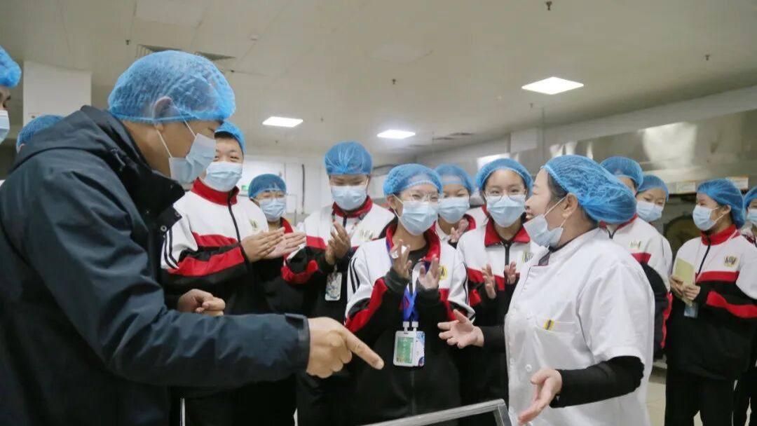 走进食堂，共享美好 “食”光——衡水桃城中学开展学生代表进食堂活动