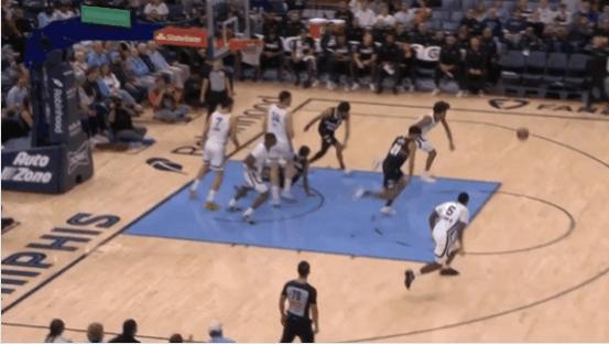 约基奇眼疾手快抢断对手，直塞篮下助攻队友轻松得分