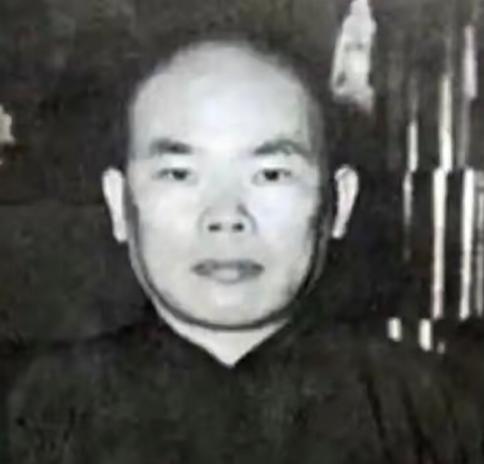 1940年12月21日，杜月笙的管家万墨林与人约好接头，孰料他刚一出现，四名大汉