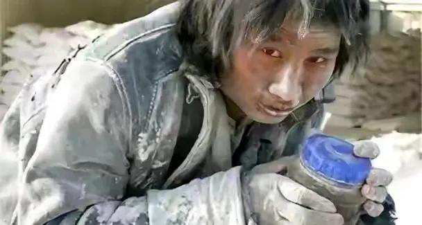 2007年，大学生崔松旺伪装成流浪汉，浑身散发恶臭，牙齿布满污垢，每天在垃圾桶旁