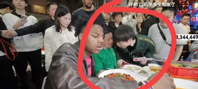 因为一个人，毁了一座城

翁某某，文和友联合创始人，摆过摊，陪客人喝过酒，苦过，