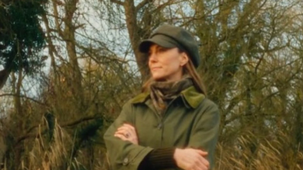 44岁凯特罕换风格！穿绿色风衣头戴报童帽，走进大自然洒脱又随意