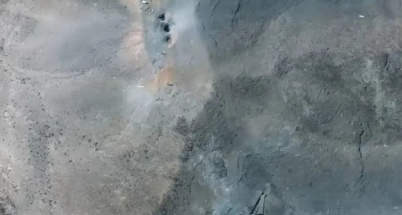 福尔多基地被钻地弹轰炸后卫星图曝光，一共6枚弹打了两个位置，每个位置三枚，打击效