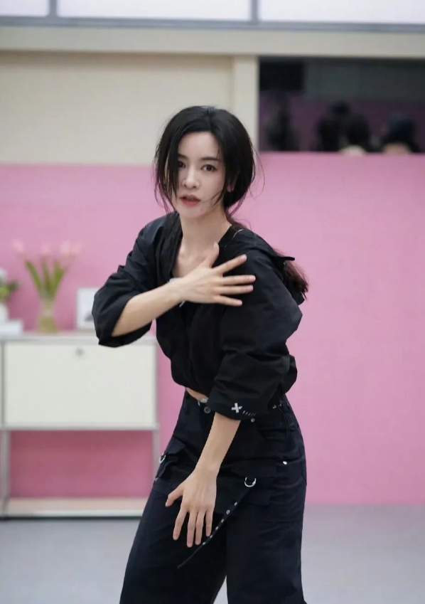 不服不行，
李晟逆袭爆火是有原因的。

那就是她情绪真的很稳定！

她说她现在越