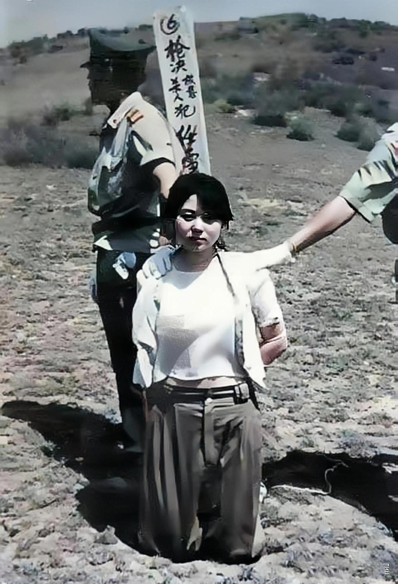 这张照片看着真让人心里五味杂陈，照片拍摄于1993年，是河南花季少女任雪被执行枪
