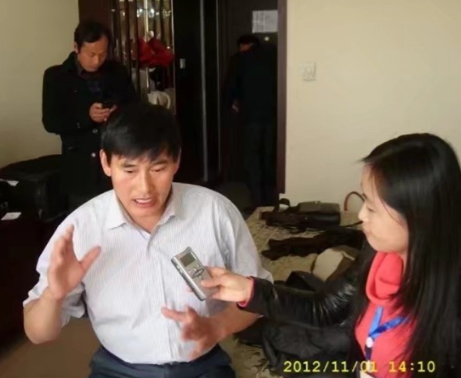 2012年，有幸近距离采访大衣哥朱之文。采访结束，他亲切地说：“小姑娘，做记者好