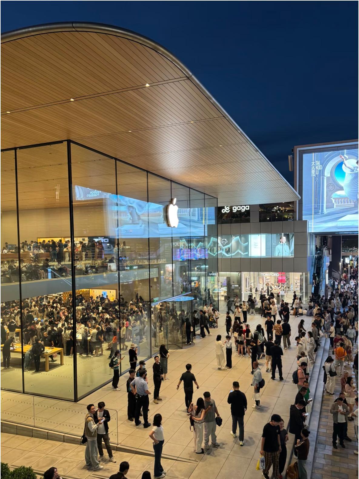 Apple三里屯苹果店人流量太可怕了
密密麻麻全是人，门口还有好多黄牛