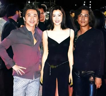 这是庾澄庆、王祖贤与齐秦在一起。王祖贤与齐秦的肤色相差悬殊。一个是白得发光，一个