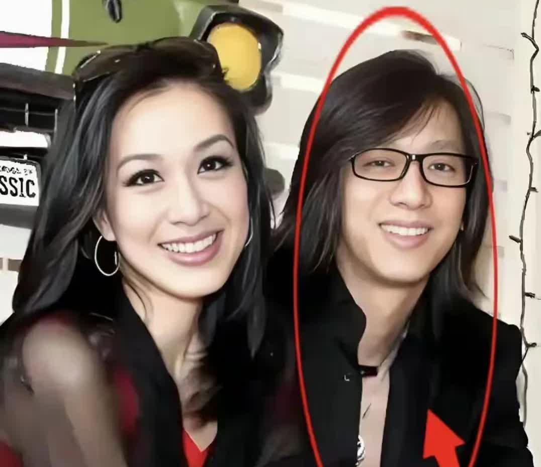 果然女人年少容颜脆，中年更韵味！

钟丽缇就是个典型的例子，33岁的她跟53