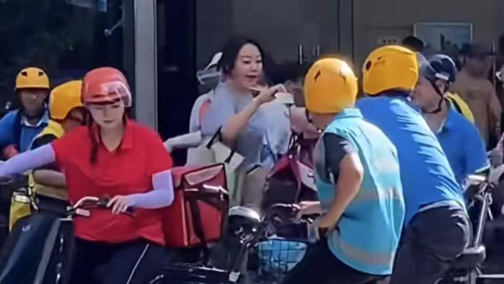 闫妮送外卖冲上热搜：深圳街头的戏剧与现实交织