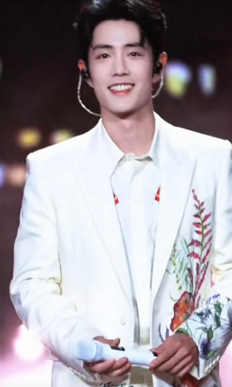 肖战北京台春晚直拍，温柔俊美星光熠熠！还和观众大合唱岁岁年年。