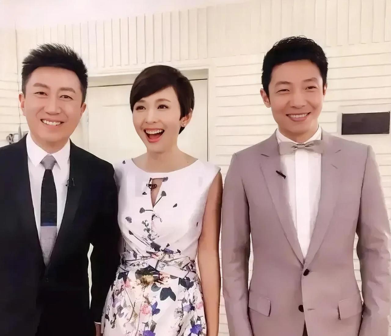 左边的是著名主持人陈伟鸿，他常带着笑容，一个不仅质朴、平实的人，而且主持风格内敛