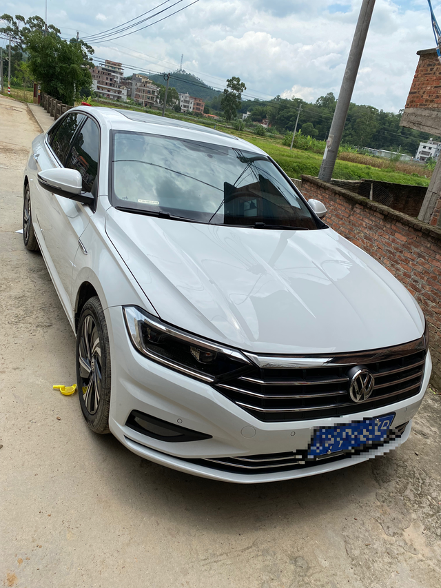 17寸轮毂
没钱改装只能这样了，买个贴纸贴贴也廷好的