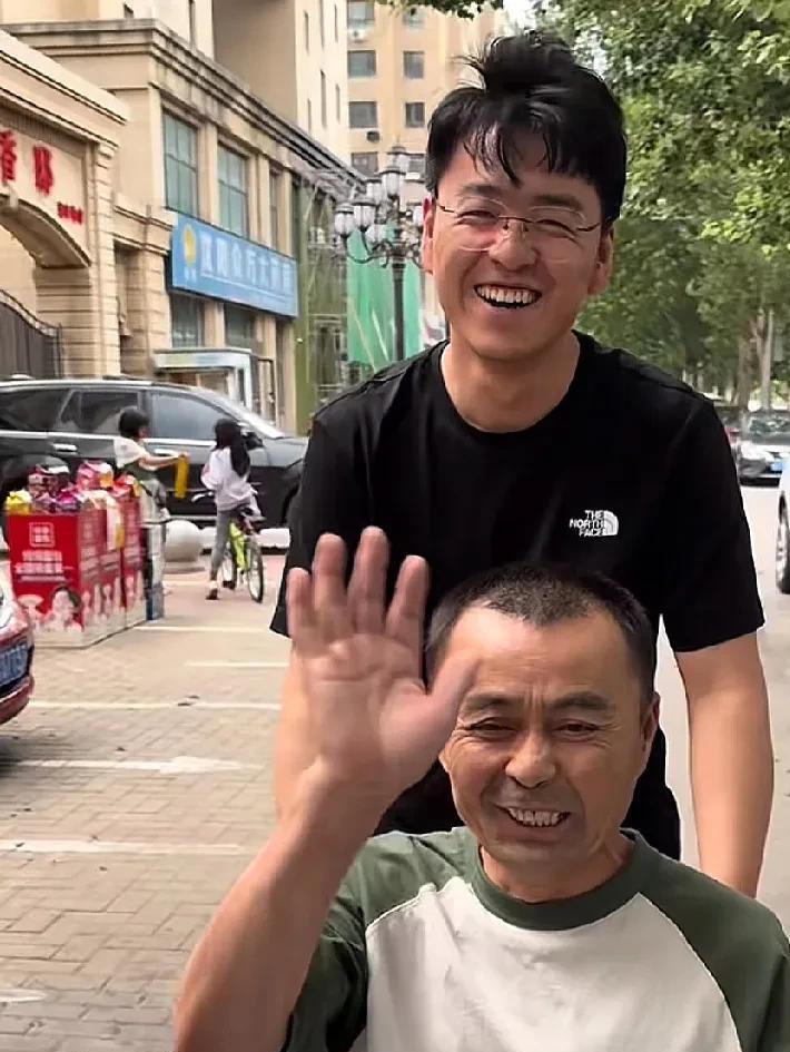 父亲节到了，孝顺的大敏弟弟来医院看看老爸。看老爸看到儿子高兴的样，喜笑颜开。
老